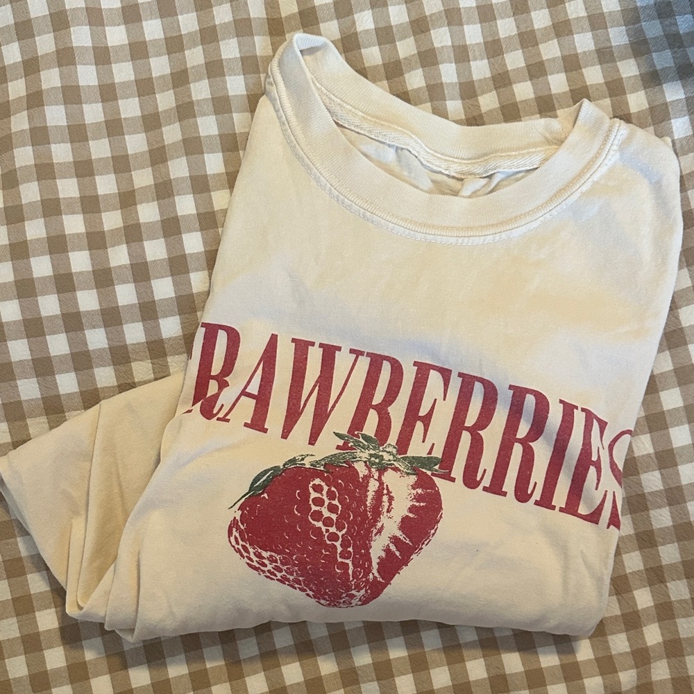 Vintage STRAWBERRIES Cream and Red Graphic T-Shirt